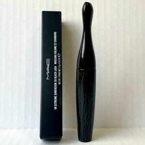 MAC
In Extreme Dimension 3D Volumizing Black Lash Mascara